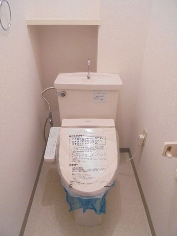 トイレ(写真は201号室です（参考）)