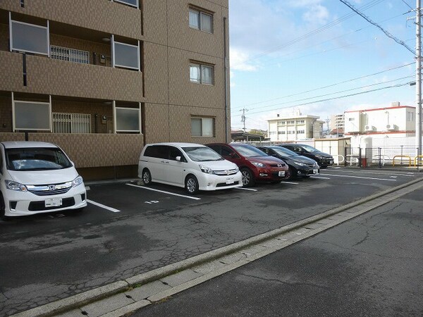 駐車場(駐車が苦手な方でもきっと止めやすい駐車場配置です。)