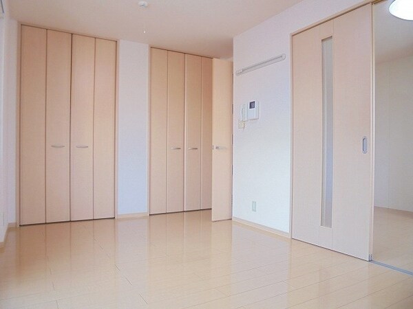 リビング(写真は201号室です（参考）)