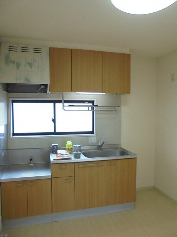キッチン(写真は201号室です（参考）)