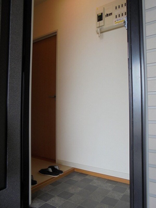 玄関(写真は201号室です（参考）)