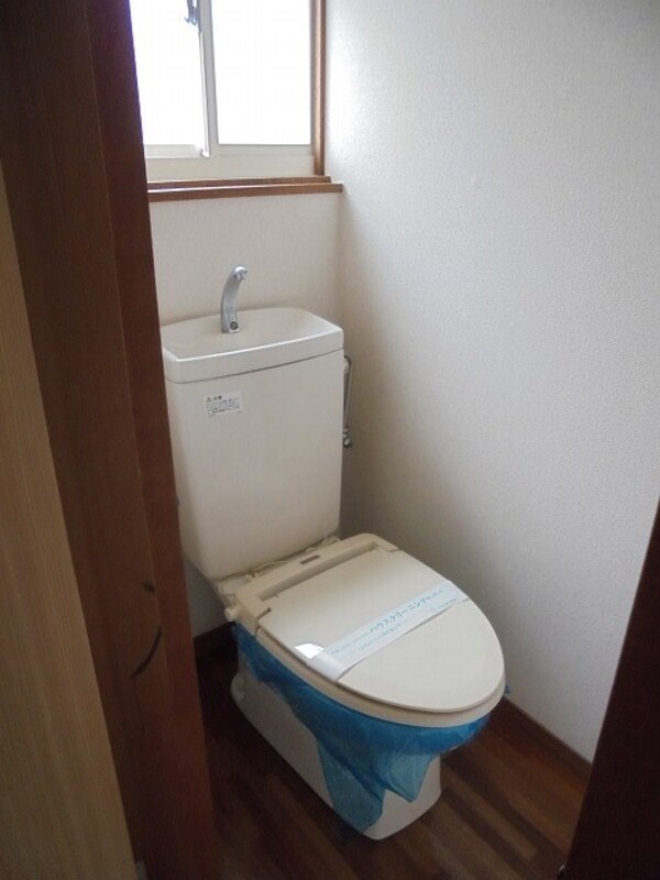 トイレ(写真はC号室です（参考）)