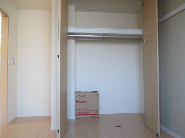 物件内観写真14　(北側洋室のクローゼット！広々♪)