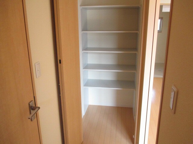 物件内観写真27　(玄関から先の収納！)