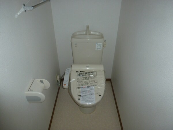 トイレ(写真は102号室です。（参考）)