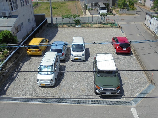 駐車場(※302号室の写真です。)