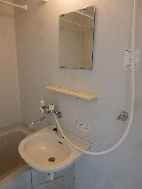 物件内観写真14　(洗面台　写真は101号室です)