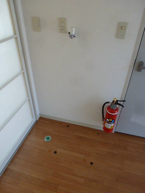 物件内観写真16　(洗濯機置き場　写真は101号室です)