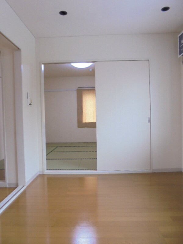 ベッドルーム(写真は202号室です。ご参考下さい。)