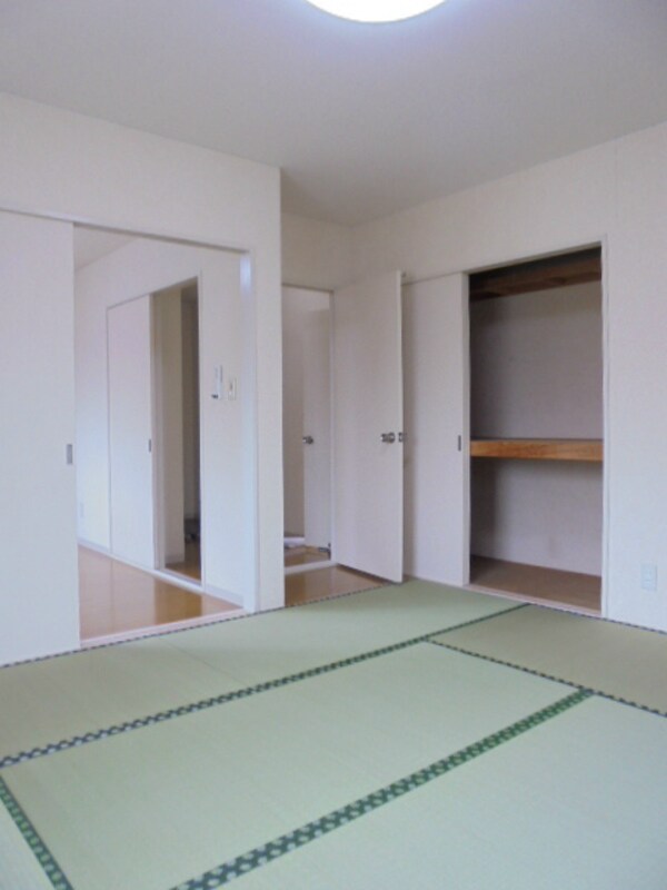ベッドルーム(写真は202号室です。ご参考下さい。)