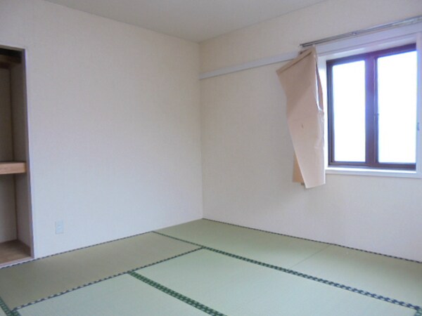 ベッドルーム(写真は202号室です。ご参考下さい。)