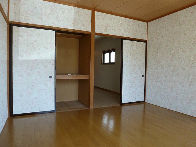 物件外観写真2　(写真は102号室です)