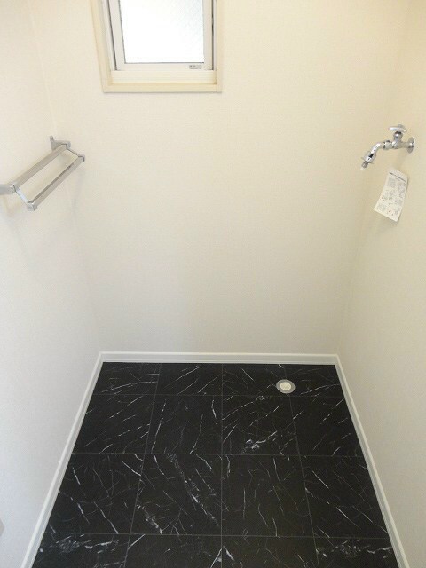 物件内観写真14　(洗濯機置き場　　　※写真は別号室です（反転）)