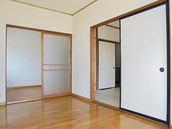 リビング(写真は102号室です（参考）)