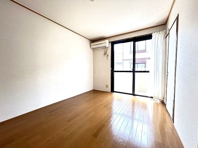 リビング(写真は101号室です（参考）)