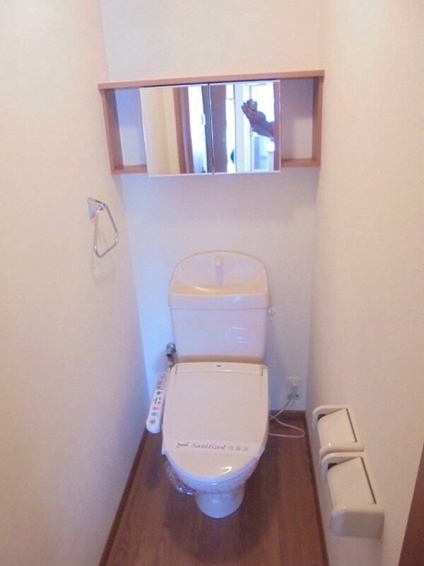トイレ(写真は102号室です（参考）)