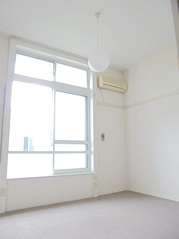 リビング(写真は205号室です（参考）)