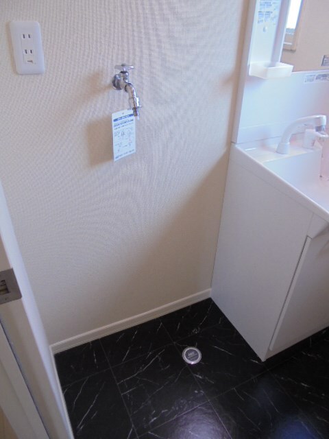 物件内観写真11　(洗濯機置き場　写真は101号室です（参考）)