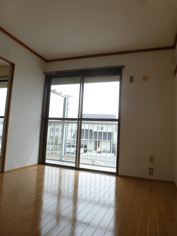 リビング(写真は201号室です（参考）)