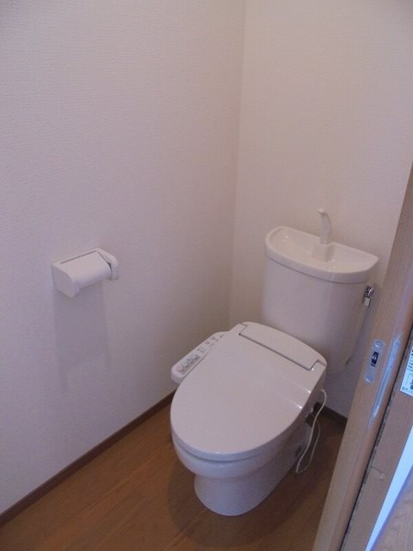トイレ(写真は302号室です。（参考）)