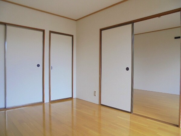 ベッドルーム(写真は101号室です（参考）)