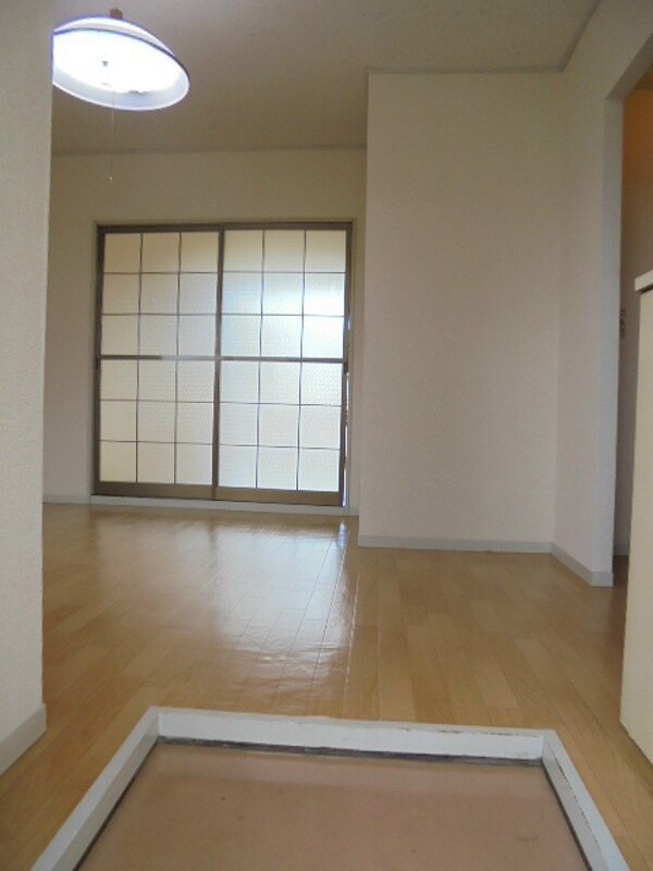 リビング(写真は101号室です（参考）)