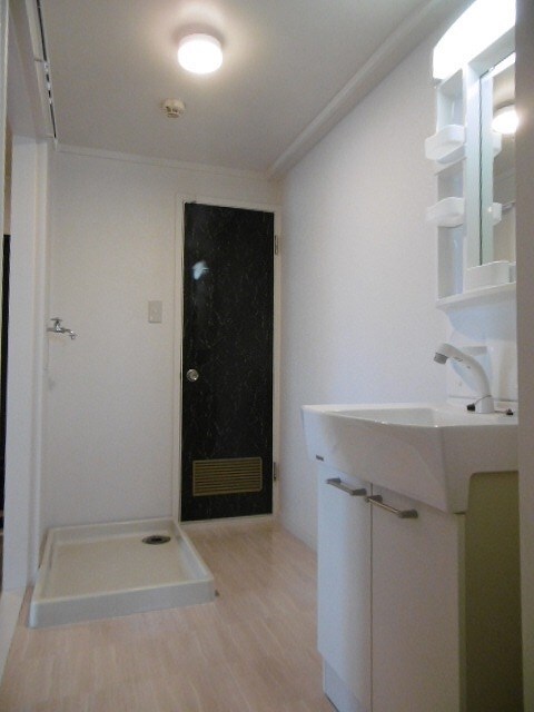 物件内観写真12　(シャワー付き洗面台・洗濯機置場)