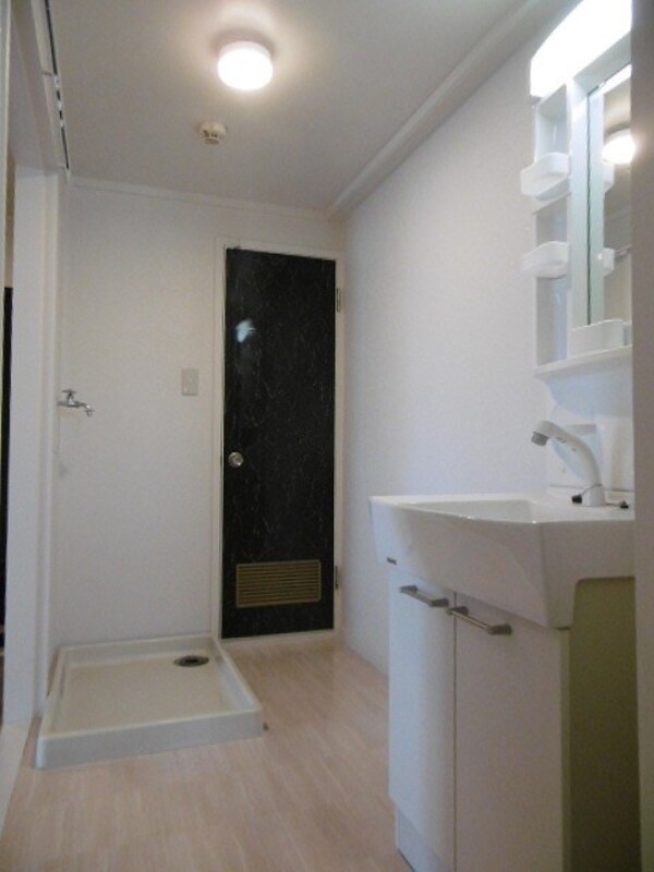 洗面所(シャワー付き洗面台・洗濯機置場)