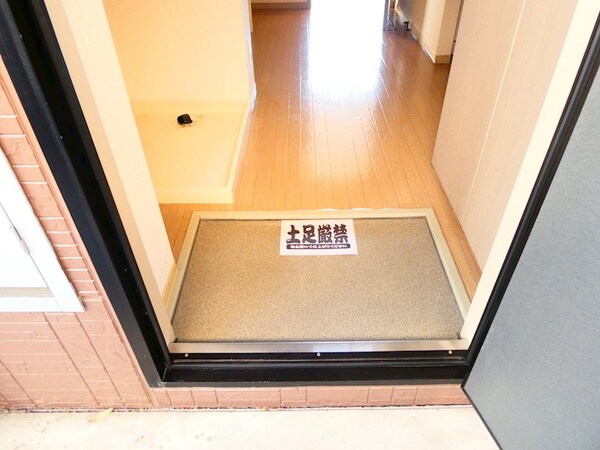 玄関(※101号室のお写真です)