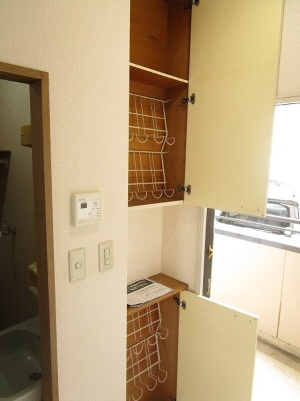 玄関(写真は205号室です（参考）)
