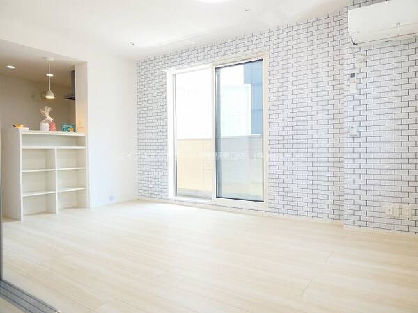 リビング(写真は201号室です（参考）)
