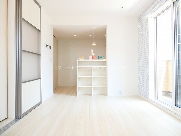 リビング(写真は201号室です（参考）)