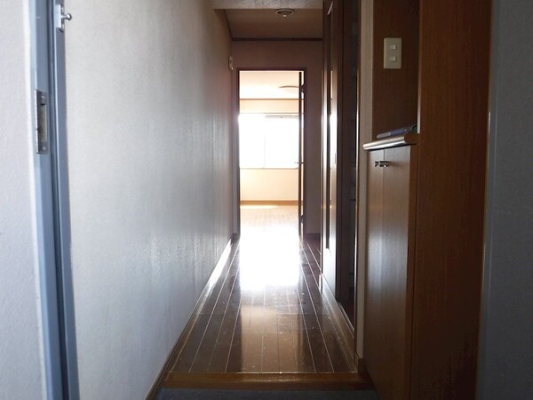 玄関(５階同間取りのお部屋の内装写真です)