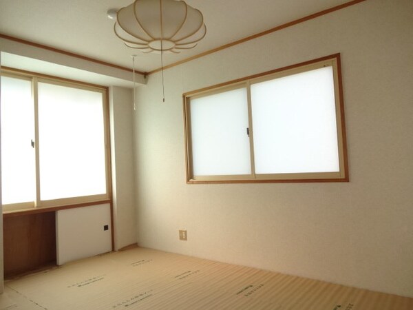 ベッドルーム(写真は201号室です（参考）)