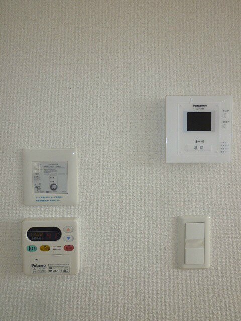 物件内観写真3　(ＴＶモニターホン　写真は202号室です)