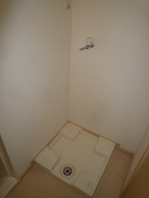 物件内観写真14　(洗濯機置場　　　写真は202号室です)