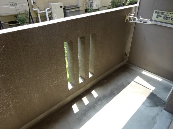 ベランダ(写真は105号室です（参考）)