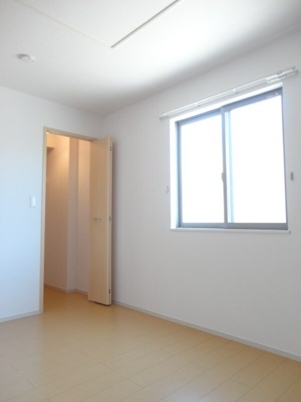 ベッドルーム(写真は103号室です（参考）)