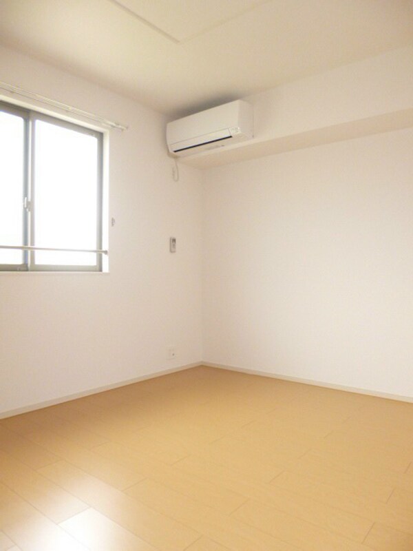 ベッドルーム(写真は103号室です（参考）)