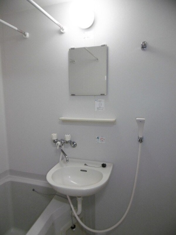 洗面所(2点ユニット　風呂場内　※写真は201号室のお部屋です。)