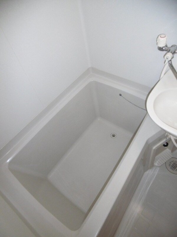 風呂画像(※写真は201号室のお部屋です。)