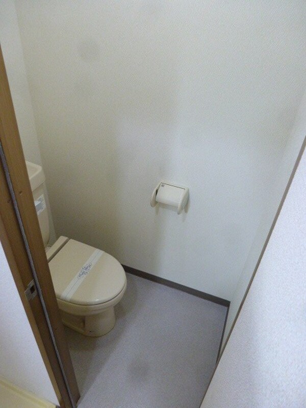 トイレ(写真は別号室です（参考）)
