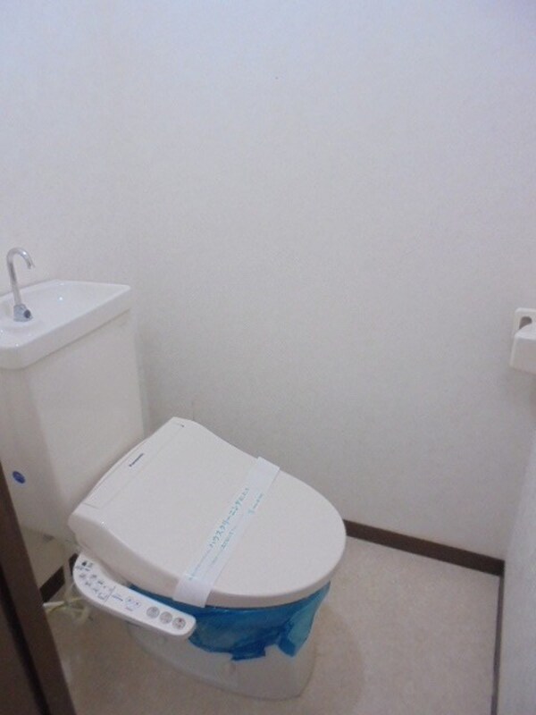 トイレ(写真は107号室です（参考）)