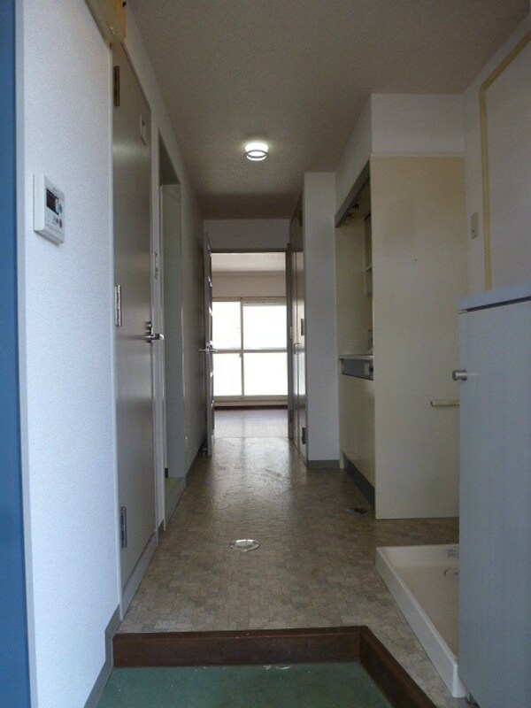 玄関(写真は105号室です。)