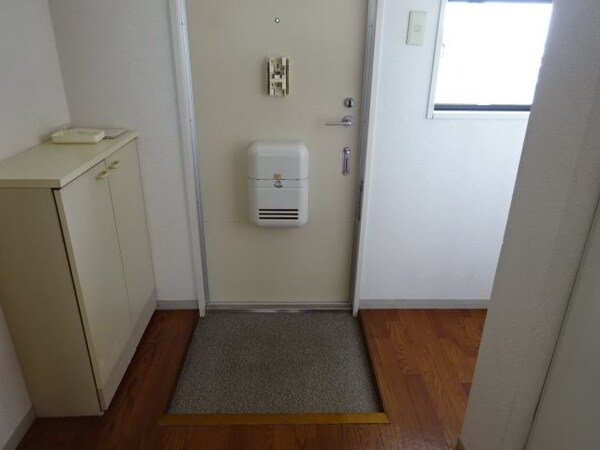 玄関(写真は103号室です（参考）)