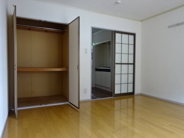 ベッドルーム(写真は103号室です（参考）)