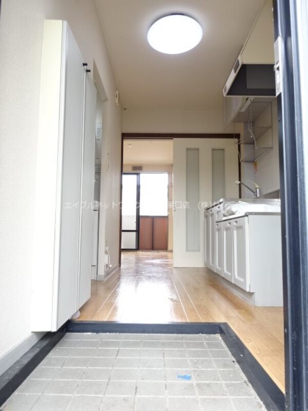 玄関(写真は102号室です（参考）)