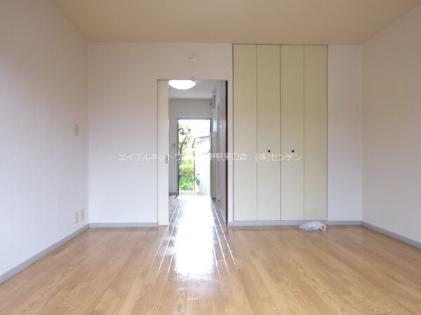 ベッドルーム(写真は102号室です（参考）)