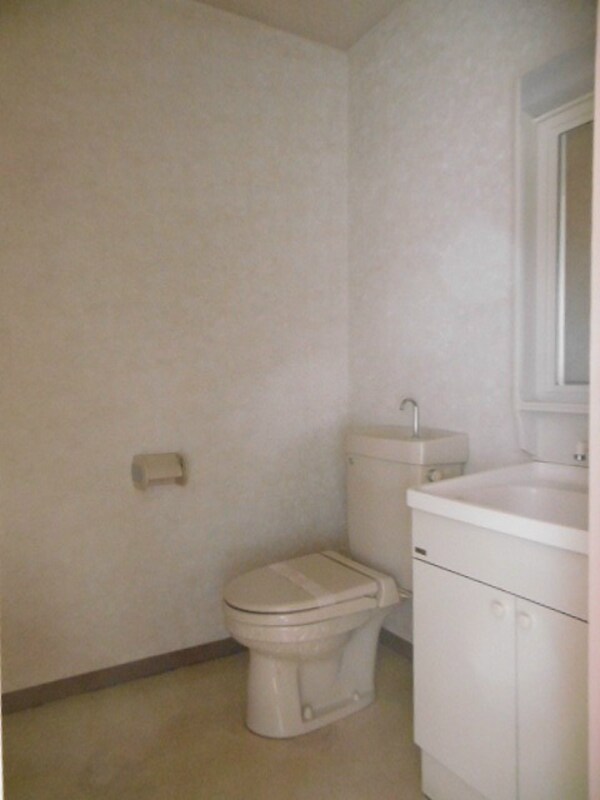その他部屋・スペース(トイレ・洗面化粧台　　　※写真は303号室です。ご参考下さい)