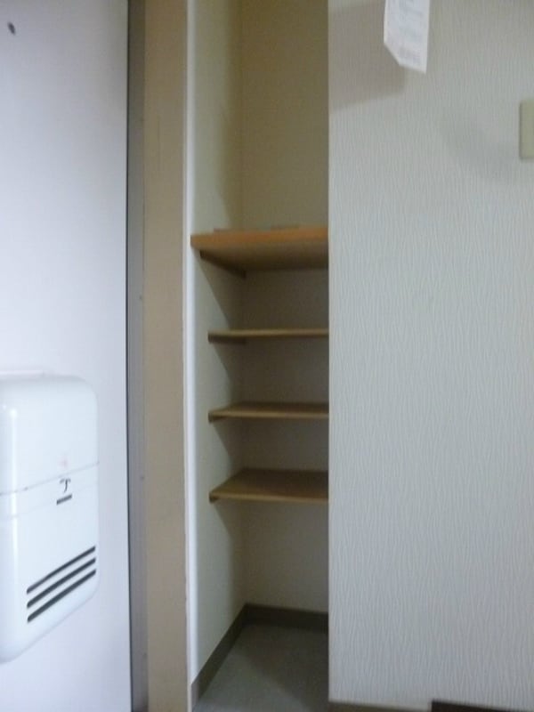 玄関(写真は106号室になります)